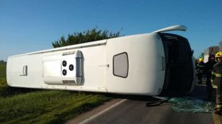 Chocó su auto contra un ómnibus y el micro volcó en la ruta
