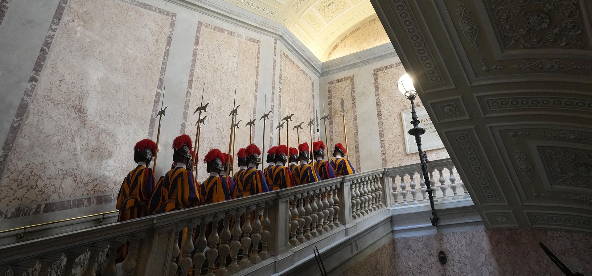 La Guardia Suiza sube las escaleras que conducen al patio de San Dámaso y se preparan para recibir al presidente de Vietnam, Vo Van Thuong, y a su esposa, Pham Thi Thanh Tam, con motivo de su audiencia privada con el Papa Francisco en el Vaticano, el jueves 27 de julio de 2023. (Foto AP/Gregorio Borgia) La Guardia Suiza sube las escaleras que conducen al patio de San Dámaso y se preparan para recibir al presidente de Vietnam, Vo Van Thuong, y a su esposa, Pham Thi Thanh Tam, con motivo de su audiencia privada con el Papa Francisco en el Vaticano, el jueves 27 de julio de 2023. (Foto AP/Gregorio Borgia)