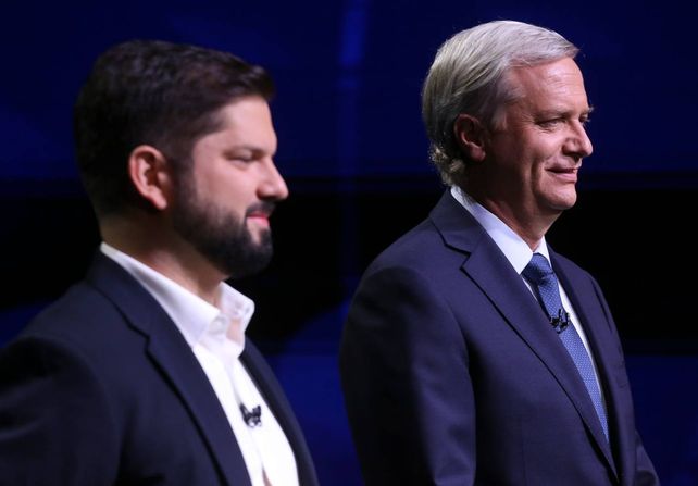 Sin cuartel. Boric y Kast durante su último debate televisivo. El domingo Chile decidirá cuál de los dos será el nuevo presidente.