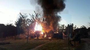 A madre e hijos le incendiaron la casa y sospechan de una expareja