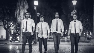 Cuatro de acá. Tiago Galíndez, primero a la derecha, es la voz líder, guitarrista y pianista de Beatles a la Carta.&nbsp;