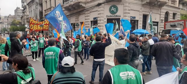 Los trabajadores del Hospital Gamen llegaron hasta Laprida y Rioja para protestar por la compleja situación del efector público de Villa Gobernador Gálvez.&nbsp;