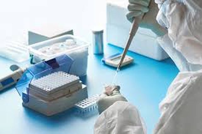 Murió un voluntario de la vacuna de Oxford: le habrían dado un placebo