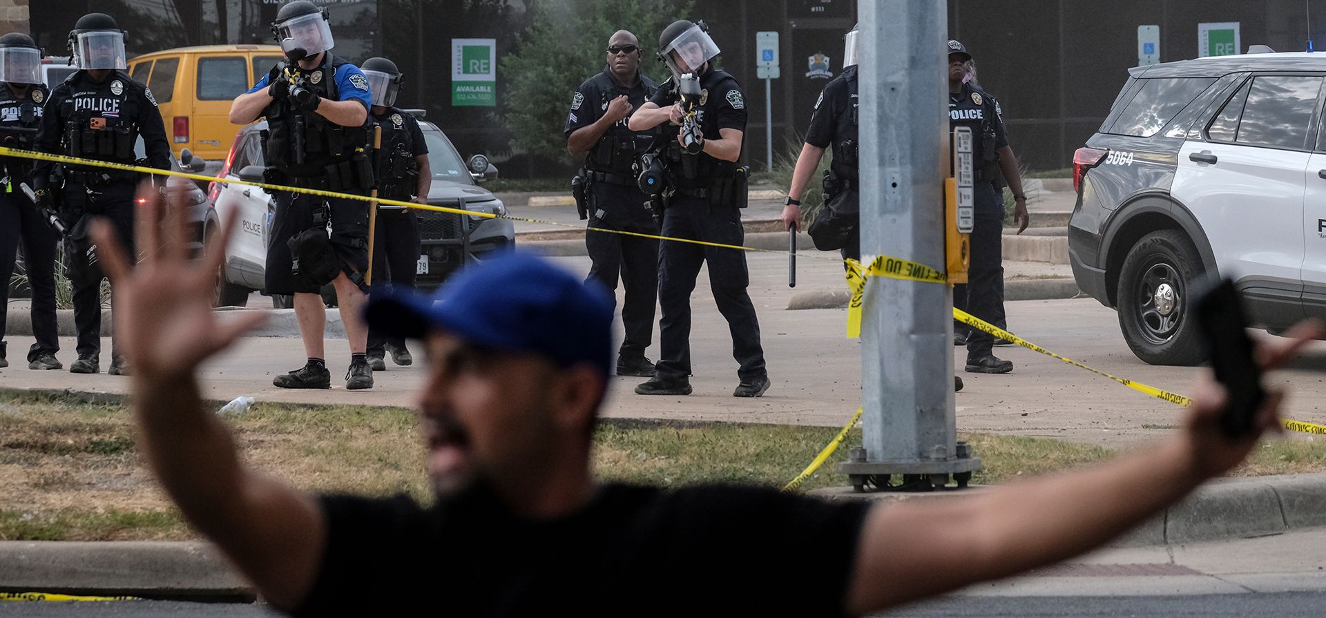 Las autoridades se despliegan cerca de una manifestación donde un hombre recibió un disparo de un agente de ICE mientras estaba en su vehículo, el domingo 20 de septiembre de 2026, en Austin, Texas. (Foto AP/Joel Angel Juarez) Las autoridades se despliegan cerca de una manifestación donde un hombre recibió un disparo de un agente de ICE mientras estaba en su vehículo, el domingo 20 de septiembre de 2026, en Austin, Texas. (Foto AP/Joel Angel Juarez)