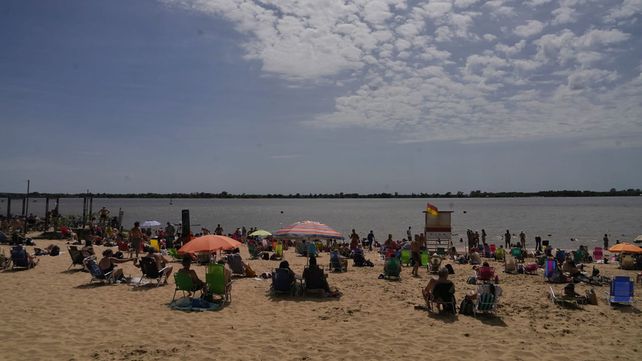 Los rosarinos aprovecharon el feriado para disfrutar del sol y el río