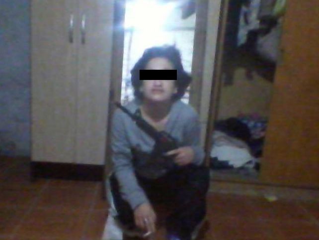 Una moda aterradora: más fotos de los chicos que posan con todo tipo de armas de fuego en Facebook