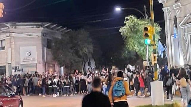 Escándalo en Entre Ríos: estudiantes sin barbijo ni distancia coparon las calles de Chajarí