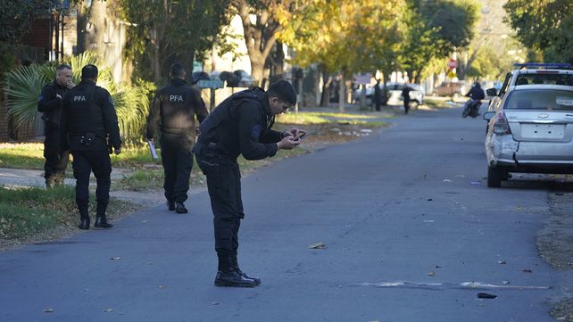 Doble crimen en barrio Alvear. Efectivos policiales realizan las primeras medidas judiciales.&nbsp;
