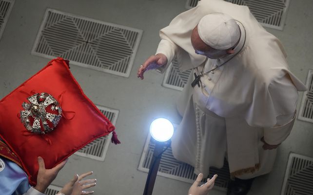 El Papa Francisco bendice una corona perteneciente a una estatua al final de su audiencia general semanal en el Salón Pablo VI del Vaticano, el miércoles 29 de septiembre de 202.