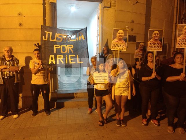 Días atrás. Una multitud copó el pasado 3 de abril la Seccional 4ª a raíz del crimen de Ariel Castelló ocurrido en barrio Roma.&nbsp;
