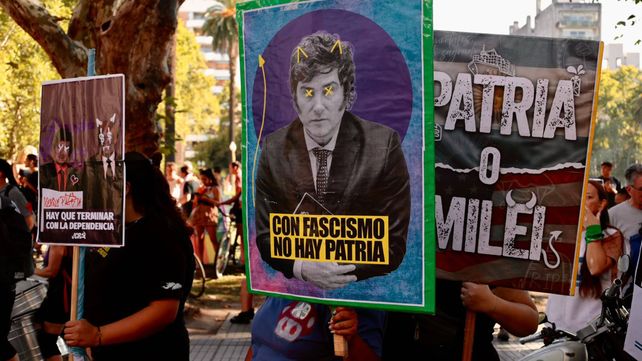 Carteles en Rosario contra Javier Milei en la segunda Marcha del Orgullo LGTBIQNB+ Antifascista