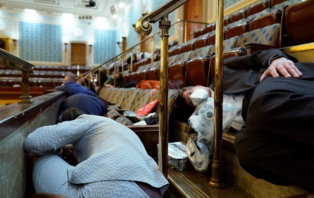 Legisladores y sus asistentes debieron echarse al suelo en la C&aacute;mara baja para esconderse de los asaltantes.&nbsp;