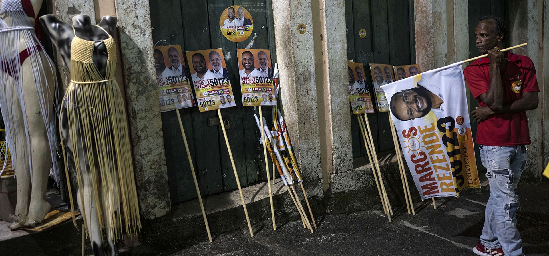 Carteles electorales que promocionan al candidato Marcos Rezende y al expresidente Luiz Inacio Lula da Silva, quien se postula para presidente, están apoyados contra una pared durante un mitin de campaña del Partido de los Trabajadores en el barrio de Pelourinho de Salvador, Brasil. Lula lidera en todas las encuestas contra el actual presidente Jair Bolsonaro antes de las elecciones del 2 de octubre.