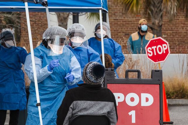 ESTADO. Agentes sanitarios de Carolina del Sur practican los testeos.