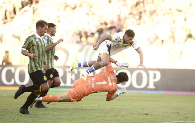 Alejo Veliz se esfuerza al máximo en el empate de Central ante Aldosivi. Ahora al Canalla se le viene la Copa Argentina.