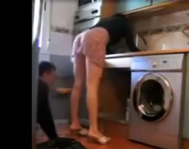 Con una cámara oculta atrapó a su esposa siendo infiel con el plomero