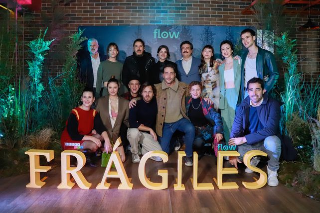 El elenco completo y el director Diego Palacio en el lanzamiento porteño de la serie de Flow