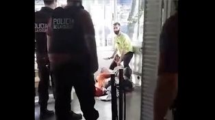 Un hombre entró a cuchilladas en una clase de danza y la policía lo baleó