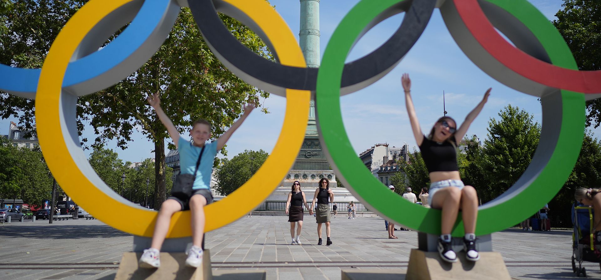 Niños juegan en los anillos olímpicos instalados en la Place de la Bastille, el viernes 19 de julio de 2024, en París, Francia. (Foto AP/David Goldman) Niños juegan en los anillos olímpicos instalados en la Place de la Bastille, el viernes 19 de julio de 2024, en París, Francia. (Foto AP/David Goldman)