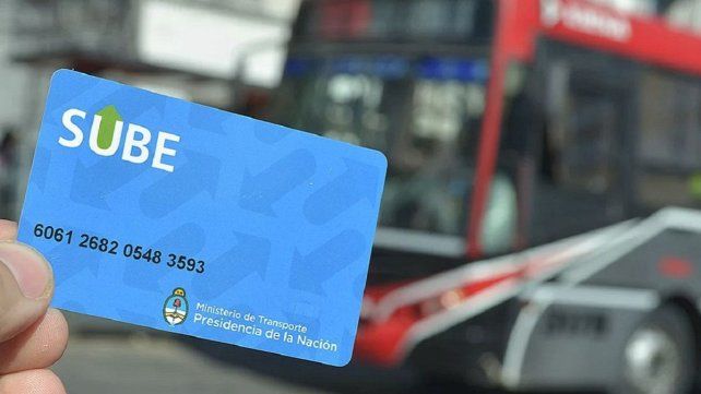 La intención del Gobierno es terminar con el monopolio de SUBE y que el transporte se pueda pagar con el celular y cualquier tarjeta.