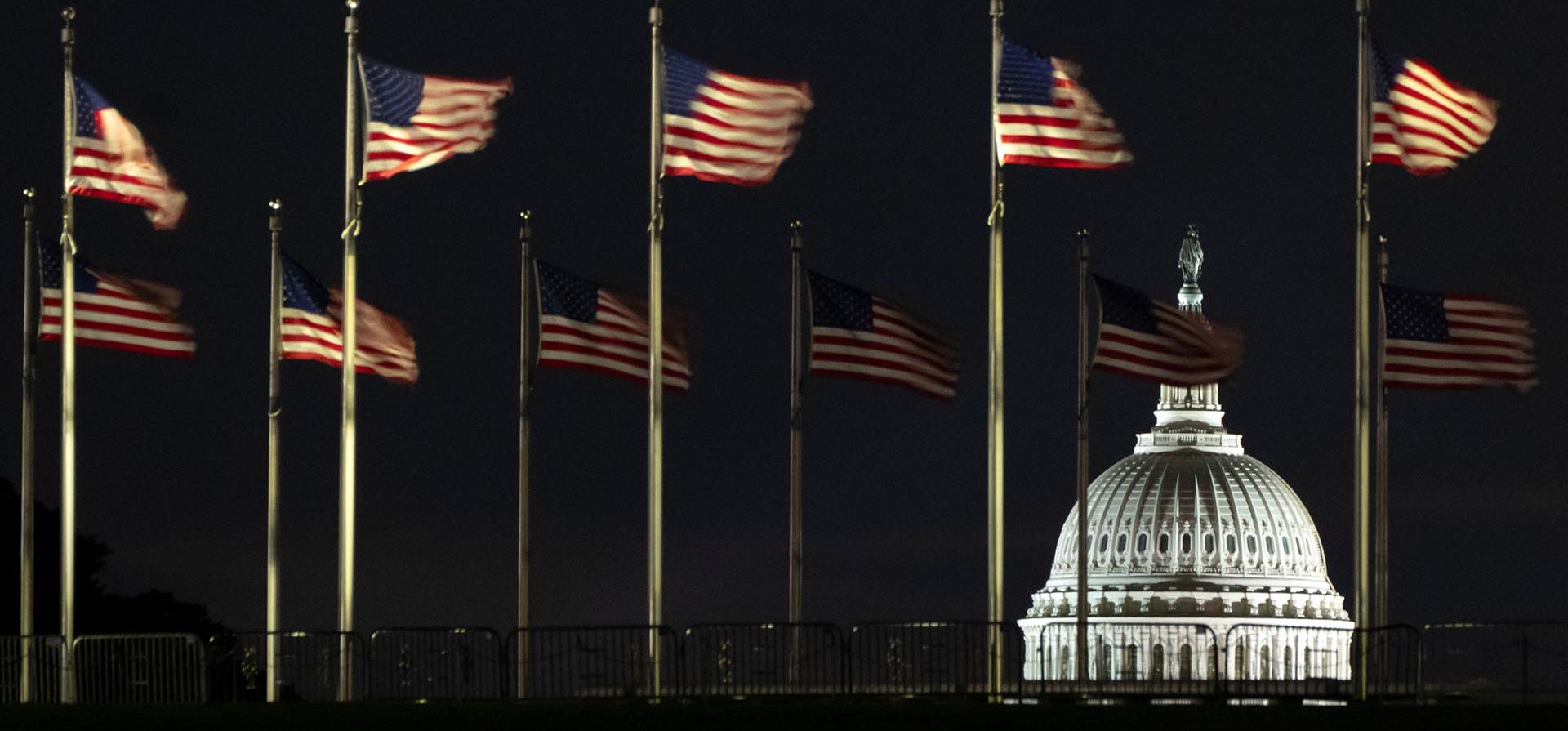 Una vista antes del amanecer, de la cúpula del Capitolio de los Estados Unidos, el miércoles 1 de octubre, en Washington. (Foto AP/Mark Schiefelbein) Una vista antes del amanecer, de la cúpula del Capitolio de los Estados Unidos, el miércoles 1 de octubre, en Washington. (Foto AP/Mark Schiefelbein)
