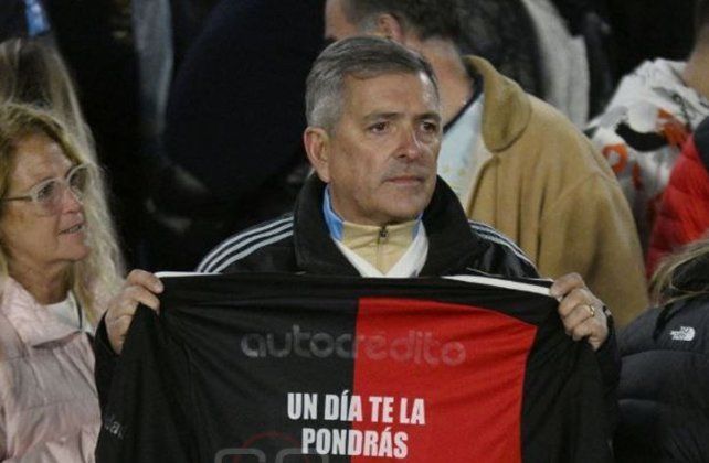 El hincha de Newells en las tribunas del Monumental.