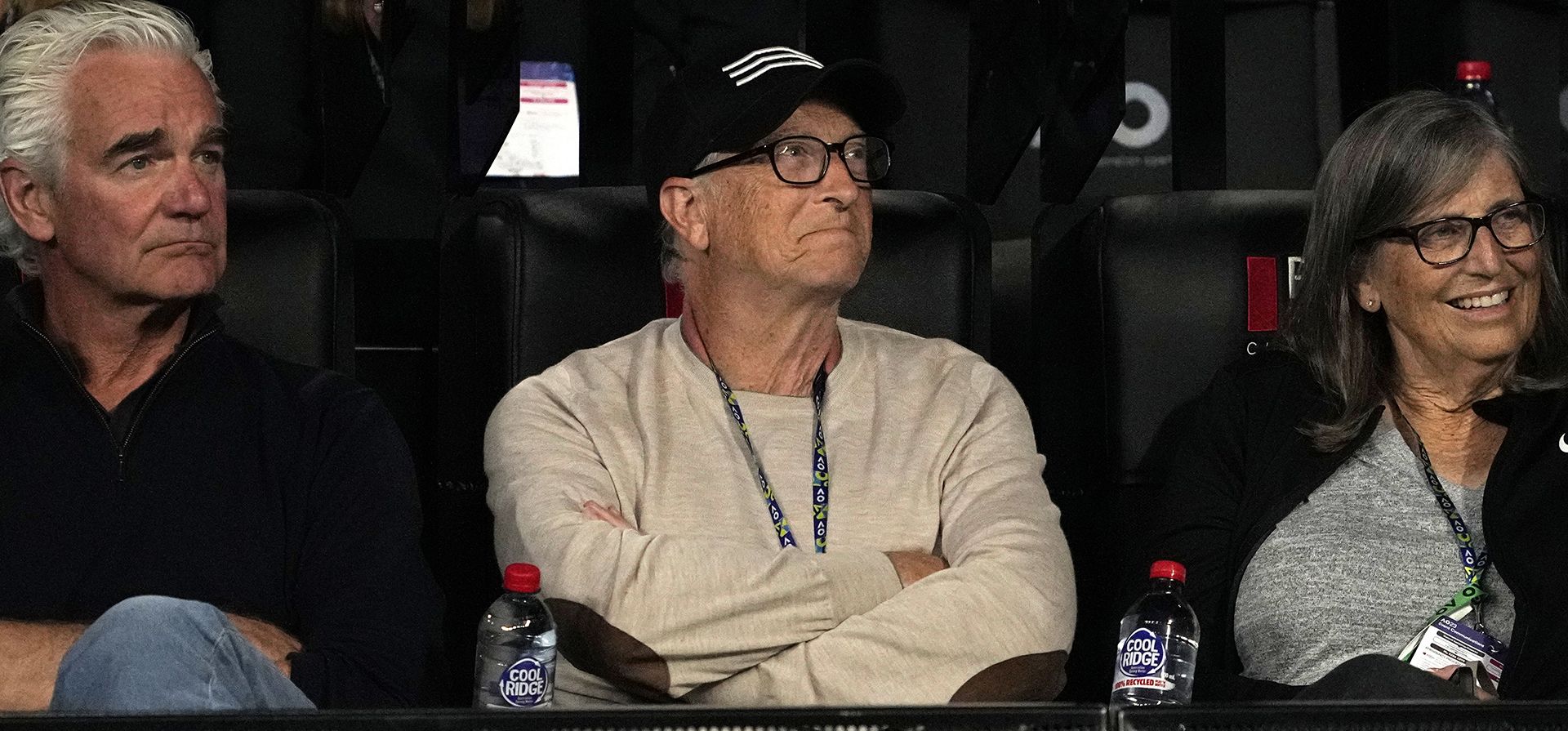 Bill Gates observa la semifinal entre Victoria Azarenka de Bielorrusia y Elena Rybakina de Kazajistán en el Rod Laver Arena del Abierto de Australia en Melbourne, Australia, el jueves 26 de enero de 2023. (Foto AP/Aaron Favila)