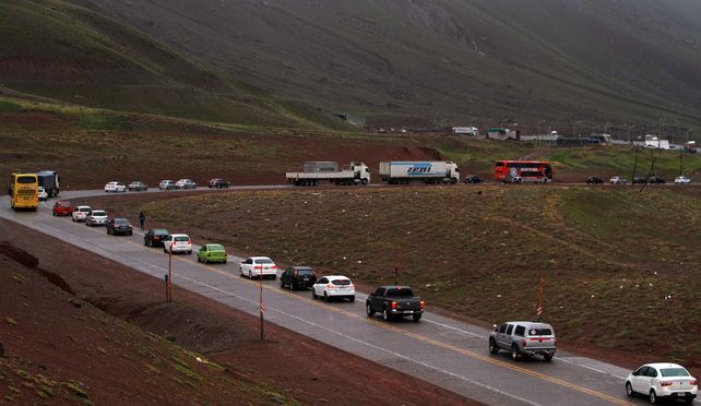 Las colas en la frontera con Chile son una constante.