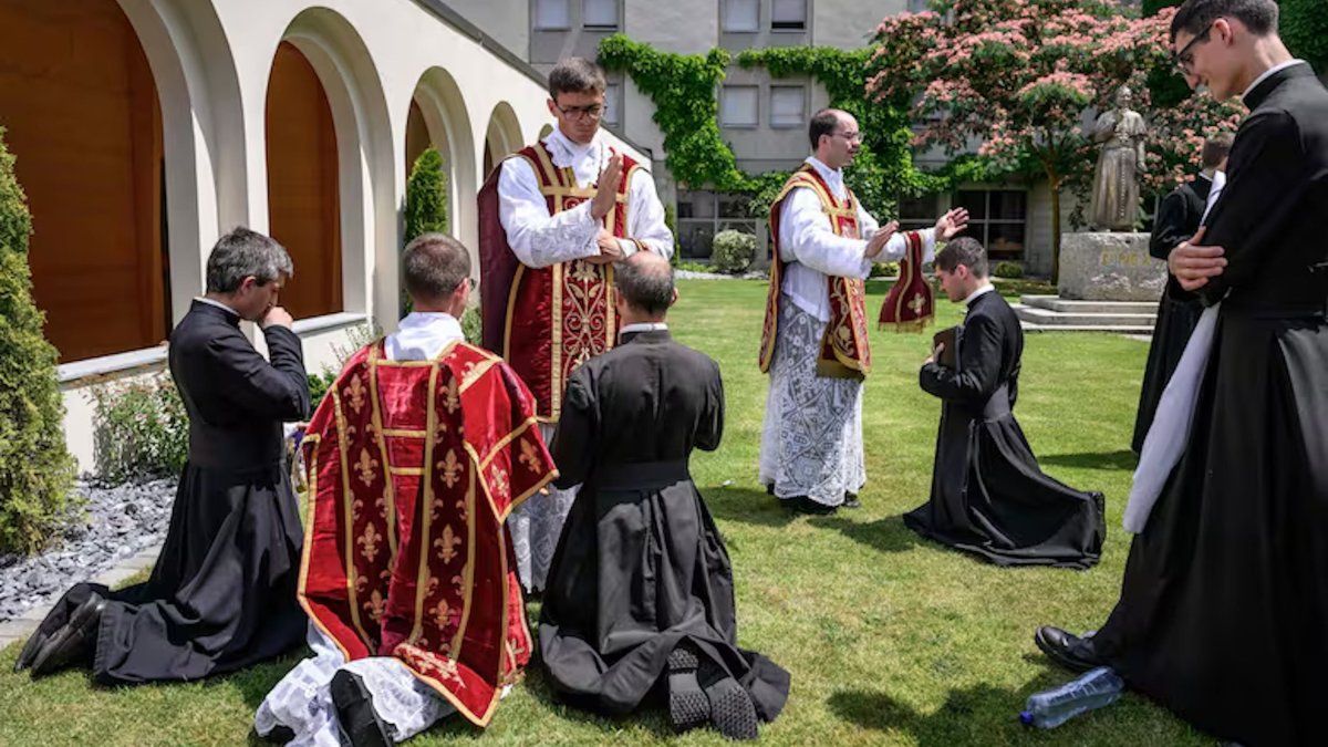 La Fraternidad Sacerdotal San Pío X desafía al Vaticano desde Suiza, Argentina e Italia