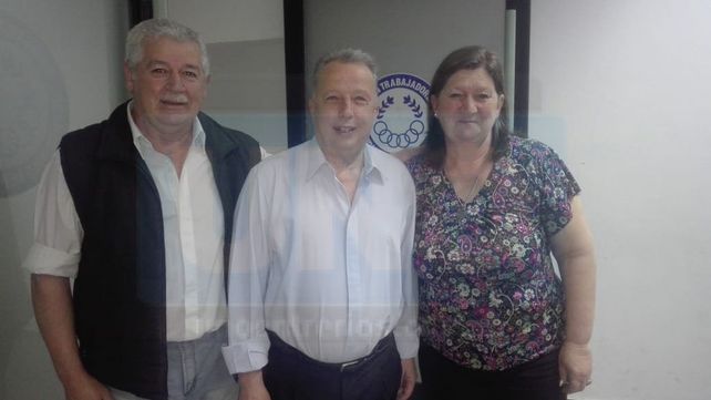 Víctor Lupo junto a Hugo Grassi y Marita Correa en la presentación de su libro.