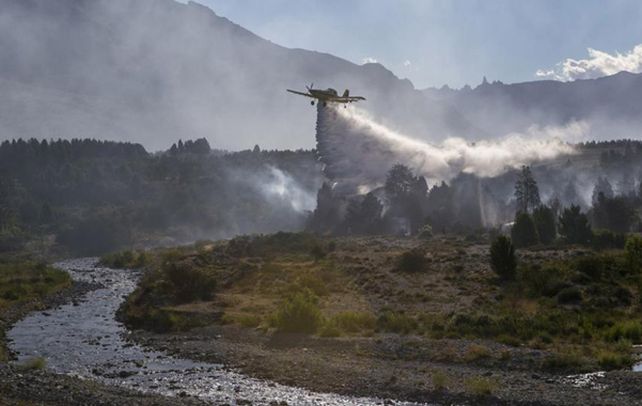 Peligro. Varios aviones hidrantes son usados en la lucha contra el fuego.
