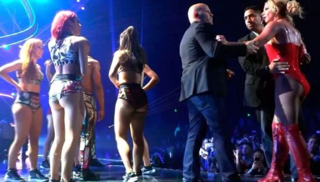 Britney Spears entró en pánico ante la irrupción de un extraño arriba del escenario