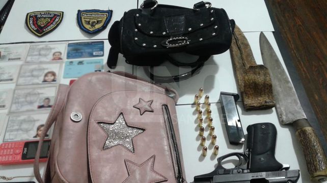 Eludieron un control y cayeron presos con un arma de guerra cargada