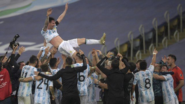 Leo Messi es lanzado al aire por sus compañeros luego de consagrarse campeón de América. Foto Télam.