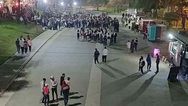 Escándalo en Entre Ríos: estudiantes sin barbijo ni distancia coparon las calles de Chajarí