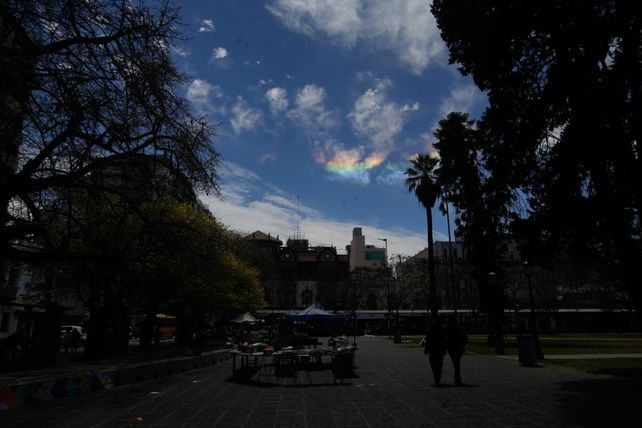 Un martes cualquiera en Rosario, pero con un detalle muy inusual en el cielo.