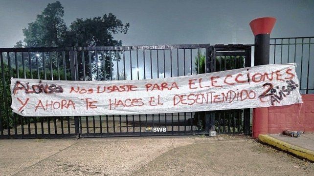 El mensaje de la barra apuntando al presidente de Colón José Alonso.