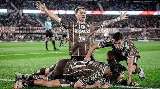 Platense eliminó a River y se metió en semifinales del Torneo Apertura.