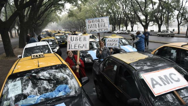 Los taxistas marcharon en caravana hacia el Monumento contra la llegada de Uber