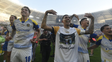 Julián Fernández y Ángel Di María, en primer plano, celebrando frente a sus hinchas la obtención de la copa.