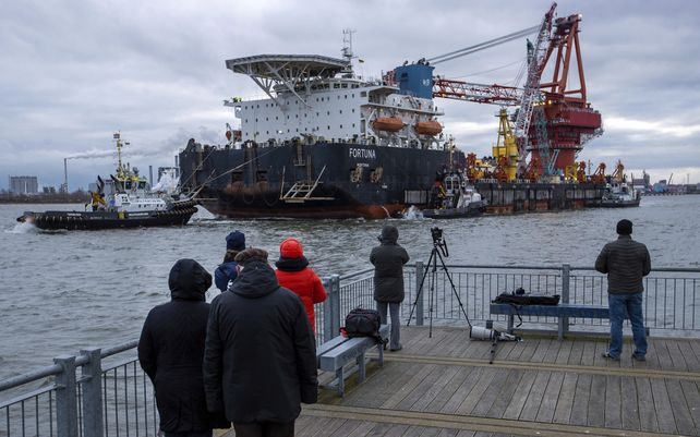 Remolcadores sacan el buque ruso Fortuna dedicado a la colocación de tuberías gasíferas y lo llevan al mar Báltico en el puerto de Wismar