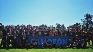 Campeones. El plantel de la quinta división de Newell’s se coronó en el torneo de AFA. Además dio la vuelta olímpica en Rosarina.
