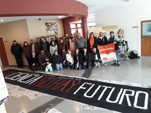 Protesta. En Diamante se movilizó la comunidad científica.