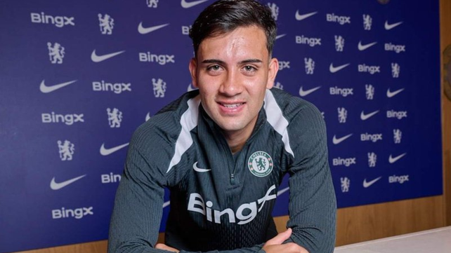 Facundo Buonanotte rosarino viene de jugar cedido en Leicester City y ahora tendrá su primera experiencia en un gigante de la Premier League.