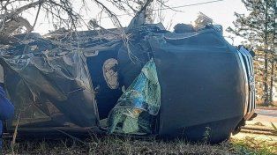 La camioneta quedó con severos daños tras esquivar impactar contra una moto.