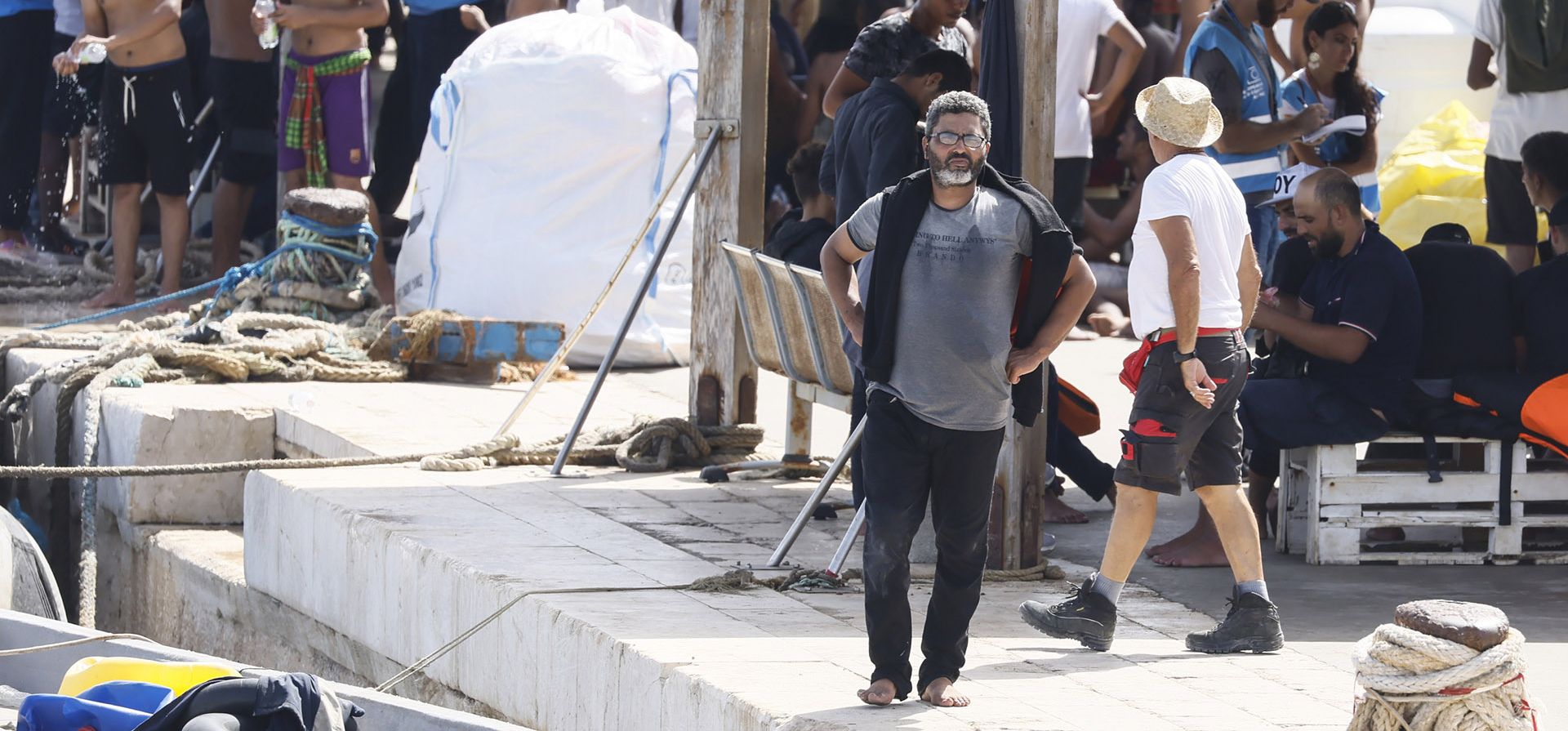 Migrantes se encuentran en el muelle del puerto de la isla siciliana de Lampedusa, en el sur de Italia, el lunes 18 de septiembre de 2023, un día después de que la presidenta de la Comisión Europea, Ursula von der Leyen, visitara la isla, abrumada por la llegada de miles de inmigrantes la semana pasada. (Cecilia Fabiano/LaPresse vía AP) Migrantes se encuentran en el muelle del puerto de la isla siciliana de Lampedusa, en el sur de Italia, el lunes 18 de septiembre de 2023, un día después de que la presidenta de la Comisión Europea, Ursula von der Leyen, visitara la isla, abrumada por la llegada de miles de inmigrantes la semana pasada. (Cecilia Fabiano/LaPresse vía AP)
