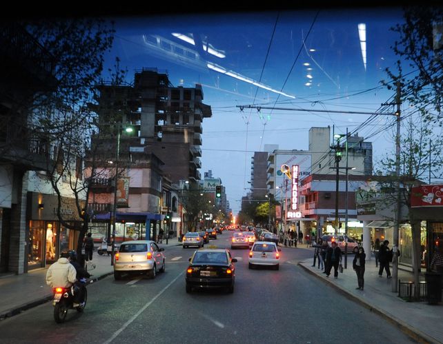 Con vaivenes económicos y siempre reiventándose los centros barriales son destino obligado de paseantes y consumidores.(Foto: S.Salinas)