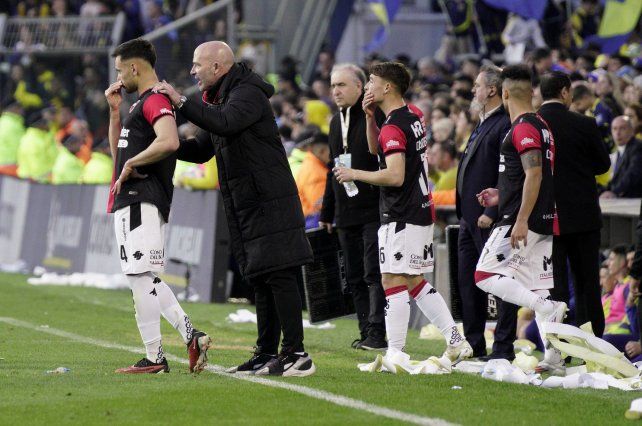 El Gallego Méndez da indicaciones en la derrota de Newells en el clásico.