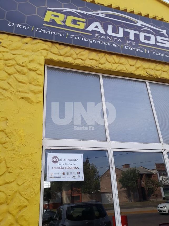 Con carteles en las vidrieras, los comercios santafesinos se quejan de las tarifas eléctricas