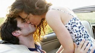 Un beso apasionado transmite ochenta millones de bacterias a la boca del otro